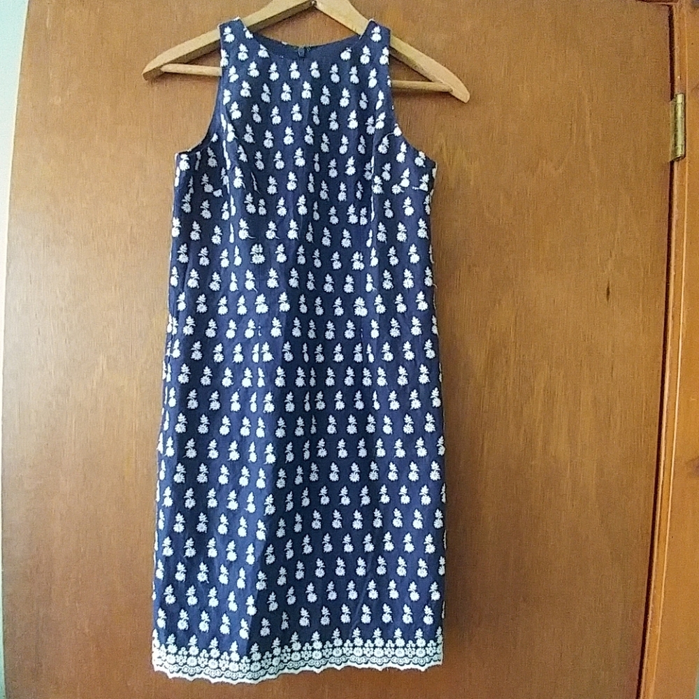 Sleeveless navy color dress with cram color embroi